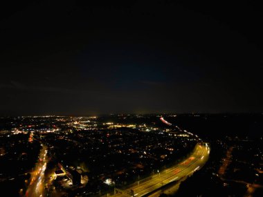 İngiltere 'nin Aydınlanmış Luton şehrinin en güzel yüksek açılı görüntüsü. Gün batımından hemen sonra ve dolunay gecesi. Hava Görüntüleri İHA 'nın Kamerasıyla 17 Ekim 2024' te çekildi.