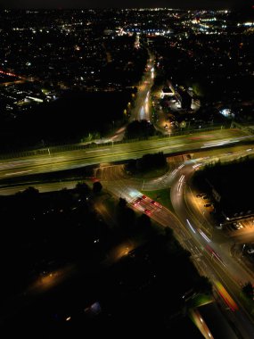 İngiltere 'nin Aydınlanmış Luton şehrinin en güzel yüksek açılı görüntüsü. Gün batımından hemen sonra ve dolunay gecesi. Hava Görüntüleri İHA 'nın Kamerasıyla 17 Ekim 2024' te çekildi.