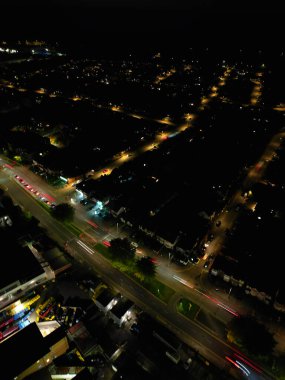 İngiltere 'nin Aydınlanmış Luton şehrinin en güzel yüksek açılı görüntüsü. Gün batımından hemen sonra ve dolunay gecesi. Hava Görüntüleri İHA 'nın Kamerasıyla 17 Ekim 2024' te çekildi.