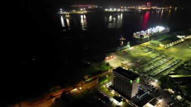 Aydınlanmış Southampton Rıhtım ve Liman Şehir Merkezinin Karanlık Gece Hava Görüntüleri. İngiltere Birleşik Krallığı. Yüksek Açılı Drone 'un Kamera Görüntüsü 16 Mayıs 2024' te Yüksek İrtifa 'dan Yakalandı