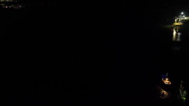 Aydınlanmış Southampton Rıhtım ve Liman Şehir Merkezinin Karanlık Gece Hava Görüntüleri. İngiltere Birleşik Krallığı. Yüksek Açılı Drone 'un Kamera Görüntüsü 16 Mayıs 2024' te Yüksek İrtifa 'dan Yakalandı