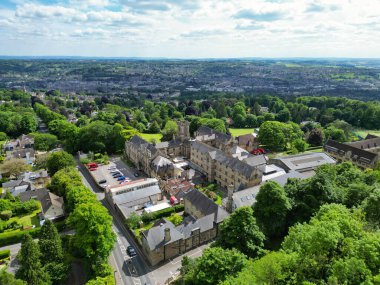 25 Mayıs 2024 'te kısmen bulutlu bir günde İngiltere' nin Tarihi Banyo Şehri 'nin Yüksek Açılı Görüntüsü Hava Görüntüsü, Parlak Güneşli Gün sırasında Drone' un Kamerasıyla çekildi.