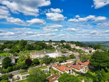 25 Mayıs 2024 'te kısmen bulutlu bir günde İngiltere' nin Tarihi Banyo Şehri 'nin Yüksek Açılı Görüntüsü Hava Görüntüsü, Parlak Güneşli Gün sırasında Drone' un Kamerasıyla çekildi.