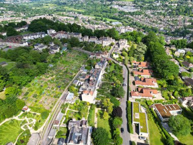 25 Mayıs 2024 'te kısmen bulutlu bir günde İngiltere' nin Tarihi Banyo Şehri 'nin Yüksek Açılı Görüntüsü Hava Görüntüsü, Parlak Güneşli Gün sırasında Drone' un Kamerasıyla çekildi.