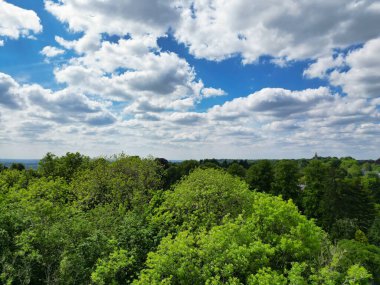 25 Mayıs 2024 'te kısmen bulutlu bir günde İngiltere' nin Tarihi Banyo Şehri 'nin Yüksek Açılı Görüntüsü Hava Görüntüsü, Parlak Güneşli Gün sırasında Drone' un Kamerasıyla çekildi.