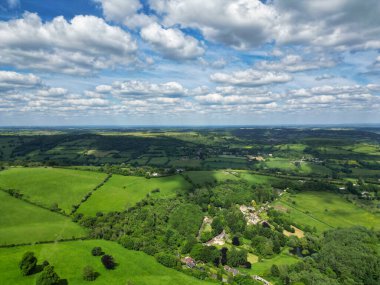 25 Mayıs 2024 'te kısmen bulutlu bir günde İngiltere' nin Tarihi Banyo Şehri 'nin Yüksek Açılı Görüntüsü Hava Görüntüsü, Parlak Güneşli Gün sırasında Drone' un Kamerasıyla çekildi.