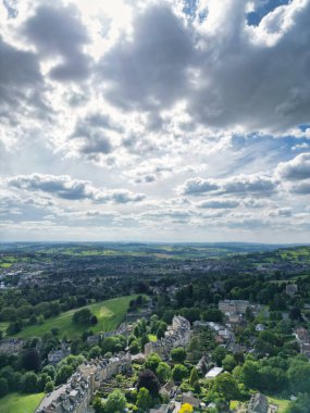25 Mayıs 2024 'te kısmen bulutlu bir günde İngiltere' nin Tarihi Banyo Şehri 'nin Yüksek Açılı Görüntüsü Hava Görüntüsü, Parlak Güneşli Gün sırasında Drone' un Kamerasıyla çekildi.