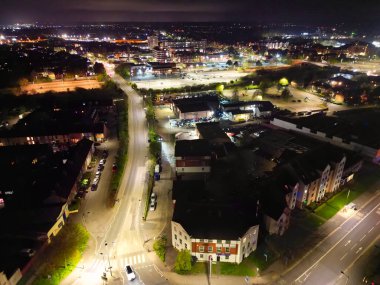 İngiltere 'nin aydınlanmış Central Bedford şehrinin hava görüntüsü. 5 Nisan 2024, Yüksek Açılı Görüntü İHA 'nın Kamerasıyla Günbatımı ve Gecenin Başı' ndan sonra çekildi.