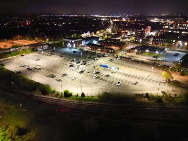 İngiltere 'nin aydınlanmış Central Bedford şehrinin hava görüntüsü. 5 Nisan 2024, Yüksek Açılı Görüntü İHA 'nın Kamerasıyla Günbatımı ve Gecenin Başı' ndan sonra çekildi.