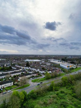 Bedford City Bedfordshire 'ın Hava Görüntüsü, İngiltere Rüzgarlı ve Bulutlu Gün sırasında. 5 Nisan 2024. Yüksek Açılı Görüntü İHA 'nın Kamerasıyla Yakalandı.