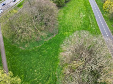 Bedford City Bedfordshire 'ın Hava Görüntüsü, İngiltere Rüzgarlı ve Bulutlu Gün sırasında. 5 Nisan 2024. Yüksek Açılı Görüntü İHA 'nın Kamerasıyla Yakalandı.