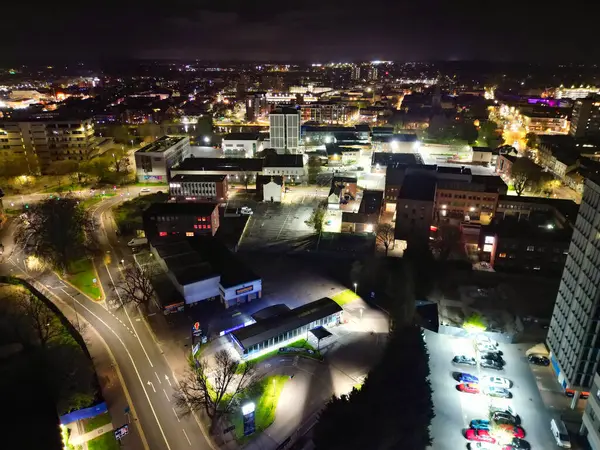 İngiltere 'nin aydınlanmış Central Bedford şehrinin hava görüntüsü. 5 Nisan 2024, Yüksek Açılı Görüntü İHA 'nın Kamerasıyla Günbatımı ve Gecenin Başı' ndan sonra çekildi.