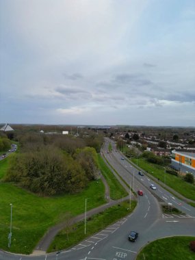 Bedford City Bedfordshire 'ın Hava Görüntüsü, İngiltere Rüzgarlı ve Bulutlu Gün sırasında. 5 Nisan 2024. Yüksek Açılı Görüntü İHA 'nın Kamerasıyla Yakalandı.