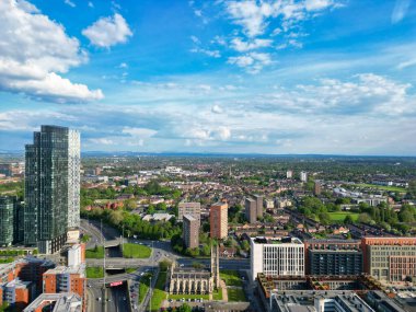Manchester Şehir Merkezi 'nin ve Sunset' in Altın Saati 'ndeki Uzun Binaların Hava Görüntüsü. İngiltere. 5 Mayıs 2024, Yüksek Açılı Görüntü İHA 'nın Kamerasıyla Kısmen Bulutlu ve Rüzgarlı Gün Boyunca Yakalandı