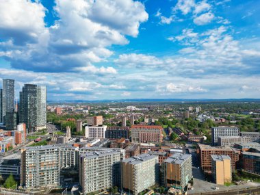 Manchester Şehir Merkezi 'nin ve Sunset' in Altın Saati 'ndeki Uzun Binaların Hava Görüntüsü. İngiltere. 5 Mayıs 2024, Yüksek Açılı Görüntü İHA 'nın Kamerasıyla Kısmen Bulutlu ve Rüzgarlı Gün Boyunca Yakalandı