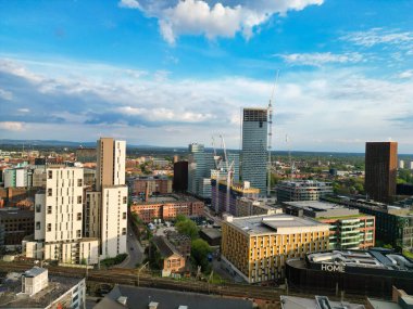 Manchester Şehir Merkezi 'nin ve Sunset' in Altın Saati 'ndeki Uzun Binaların Hava Görüntüsü. İngiltere. 5 Mayıs 2024, Yüksek Açılı Görüntü İHA 'nın Kamerasıyla Kısmen Bulutlu ve Rüzgarlı Gün Boyunca Yakalandı