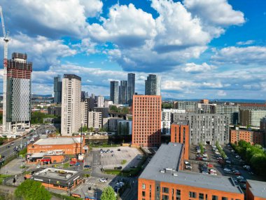 Manchester Şehir Merkezi 'nin ve Sunset' in Altın Saati 'ndeki Uzun Binaların Hava Görüntüsü. İngiltere. 5 Mayıs 2024, Yüksek Açılı Görüntü İHA 'nın Kamerasıyla Kısmen Bulutlu ve Rüzgarlı Gün Boyunca Yakalandı