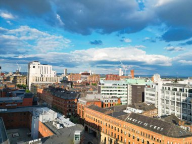 Manchester Şehir Merkezi 'nin ve Sunset' in Altın Saati 'ndeki Uzun Binaların Hava Görüntüsü. İngiltere. 5 Mayıs 2024, Yüksek Açılı Görüntü İHA 'nın Kamerasıyla Kısmen Bulutlu ve Rüzgarlı Gün Boyunca Yakalandı