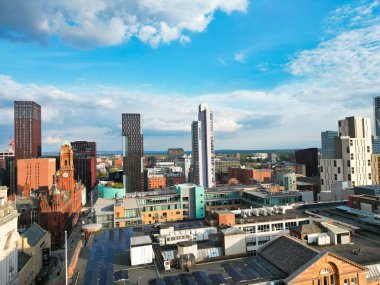 Manchester Şehir Merkezi 'nin ve Sunset' in Altın Saati 'ndeki Uzun Binaların Hava Görüntüsü. İngiltere. 5 Mayıs 2024, Yüksek Açılı Görüntü İHA 'nın Kamerasıyla Kısmen Bulutlu ve Rüzgarlı Gün Boyunca Yakalandı
