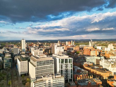 Manchester Şehir Merkezi 'nin ve Sunset' in Altın Saati 'ndeki Uzun Binaların Hava Görüntüsü. İngiltere. 5 Mayıs 2024, Yüksek Açılı Görüntü İHA 'nın Kamerasıyla Kısmen Bulutlu ve Rüzgarlı Gün Boyunca Yakalandı