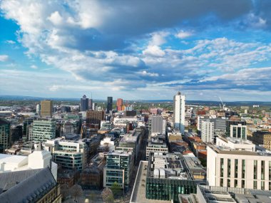Manchester Şehir Merkezi 'nin ve Sunset' in Altın Saati 'ndeki Uzun Binaların Hava Görüntüsü. İngiltere. 5 Mayıs 2024, Yüksek Açılı Görüntü İHA 'nın Kamerasıyla Kısmen Bulutlu ve Rüzgarlı Gün Boyunca Yakalandı