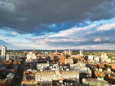 Manchester Şehir Merkezi 'nin ve Sunset' in Altın Saati 'ndeki Uzun Binaların Hava Görüntüsü. İngiltere. 5 Mayıs 2024, Yüksek Açılı Görüntü İHA 'nın Kamerasıyla Kısmen Bulutlu ve Rüzgarlı Gün Boyunca Yakalandı