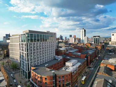Manchester Şehir Merkezi 'nin ve Sunset' in Altın Saati 'ndeki Uzun Binaların Hava Görüntüsü. İngiltere. 5 Mayıs 2024, Yüksek Açılı Görüntü İHA 'nın Kamerasıyla Kısmen Bulutlu ve Rüzgarlı Gün Boyunca Yakalandı