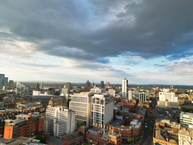 Manchester Şehir Merkezi 'nin ve Sunset' in Altın Saati 'ndeki Uzun Binaların Hava Görüntüsü. İngiltere. 5 Mayıs 2024, Yüksek Açılı Görüntü İHA 'nın Kamerasıyla Kısmen Bulutlu ve Rüzgarlı Gün Boyunca Yakalandı
