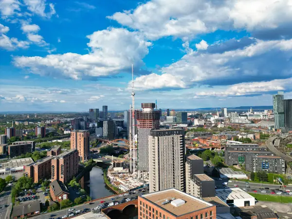 Manchester Şehir Merkezi 'nin ve Sunset' in Altın Saati 'ndeki Uzun Binaların Hava Görüntüsü. İngiltere. 5 Mayıs 2024, Yüksek Açılı Görüntü İHA 'nın Kamerasıyla Kısmen Bulutlu ve Rüzgarlı Gün Boyunca Yakalandı