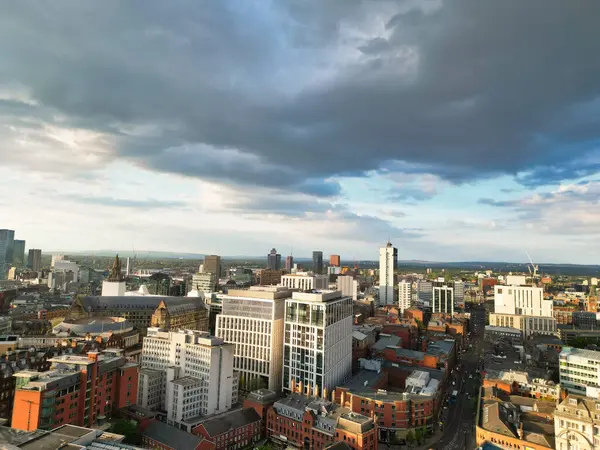 Manchester Şehir Merkezi 'nin ve Sunset' in Altın Saati 'ndeki Uzun Binaların Hava Görüntüsü. İngiltere. 5 Mayıs 2024, Yüksek Açılı Görüntü İHA 'nın Kamerasıyla Kısmen Bulutlu ve Rüzgarlı Gün Boyunca Yakalandı