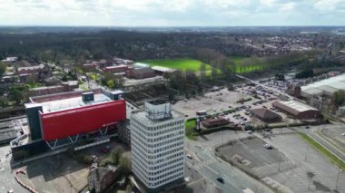 İngiltere Merkez Coventry Şehir Merkezi 'ndeki şehir merkezinin hava görüntüleri. 30 Mart 2024. Drone 'un Kamerası Orta Yükseklikten Parlak Güneşli Gün' de çekildi.