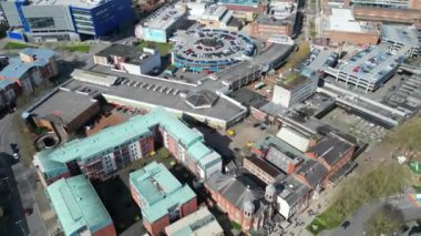 İngiltere Merkez Coventry Şehir Merkezi 'ndeki şehir merkezinin hava görüntüleri. 30 Mart 2024. Drone 'un Kamerası Orta Yükseklikten Parlak Güneşli Gün' de çekildi.