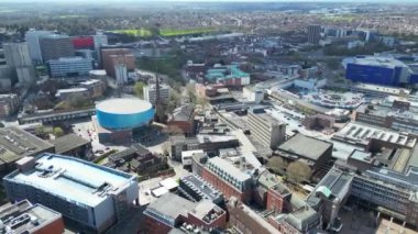 İngiltere Merkez Coventry Şehir Merkezi 'ndeki şehir merkezinin hava görüntüleri. 30 Mart 2024. Drone 'un Kamerası Orta Yükseklikten Parlak Güneşli Gün' de çekildi.