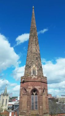 İngiltere Merkez Coventry Şehir Merkezi 'ndeki şehir merkezinin hava görüntüleri. 30 Mart 2024. Drone 'un Kamerası Orta Yükseklikten Parlak Güneşli Gün' de çekildi.