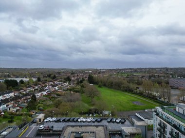 İngiltere 'nin Merkez Borehamwood Londra şehrindeki yüksek açılı binaların manzarası. 4 Nisan 2024, Bulutlu ve Rüzgarlı bir günde İHA 'nın Yüksek İrtifa Kamerasıyla Hava Görüntüsü çekildi..