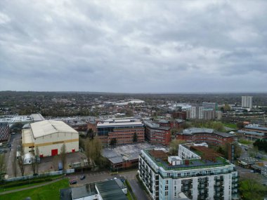 İngiltere 'nin Merkez Borehamwood Londra şehrindeki yüksek açılı binaların manzarası. 4 Nisan 2024, Bulutlu ve Rüzgarlı bir günde İHA 'nın Yüksek İrtifa Kamerasıyla Hava Görüntüsü çekildi..