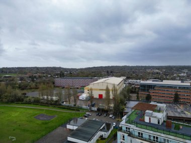 İngiltere 'nin Merkez Borehamwood Londra şehrindeki yüksek açılı binaların manzarası. 4 Nisan 2024, Bulutlu ve Rüzgarlı bir günde İHA 'nın Yüksek İrtifa Kamerasıyla Hava Görüntüsü çekildi..