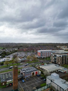 İngiltere 'nin Merkez Borehamwood Londra şehrindeki yüksek açılı binaların manzarası. 4 Nisan 2024, Bulutlu ve Rüzgarlı bir günde İHA 'nın Yüksek İrtifa Kamerasıyla Hava Görüntüsü çekildi..