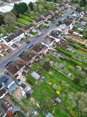 İngiltere 'nin Merkez Borehamwood Londra şehrindeki yüksek açılı binaların manzarası. 4 Nisan 2024, Bulutlu ve Rüzgarlı bir günde İHA 'nın Yüksek İrtifa Kamerasıyla Hava Görüntüsü çekildi..