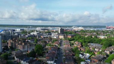 Güzel İngiliz Liman ve Rıhtım Şehri Southampton, Güney İngiltere Sahili, İngiltere. Yüksek Açılı Drone 'un Kamera Görüntüsü 17 Mayıs 2024' te Çekildi