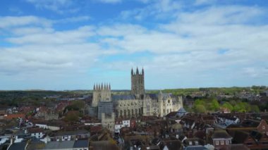 Güneydoğu İngiltere 'nin tarihi Canterbury şehrinin hava görüntüleri. 20 Nisan 2024, Yüksek Açılı Görüntü İHA 'nın Yüksek İrtifa Kamerasıyla Yakalandı
