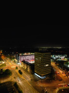 İngiltere 'nin merkezindeki Aydınlanmış Tarihi Merkez Coventry Şehir Merkezi Yüksek Açı Görünümü. Hava görüntüleri İHA 'nın kamerasıyla 23 Ekim 2024' te Orta Yükseklik 'ten gece yarısından sonra çekildi.