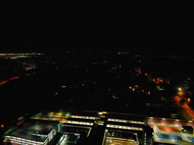 İngiltere 'nin merkezindeki Aydınlanmış Tarihi Merkez Coventry Şehir Merkezi Yüksek Açı Görünümü. Hava görüntüleri İHA 'nın kamerasıyla 23 Ekim 2024' te Orta Yükseklik 'ten gece yarısından sonra çekildi.