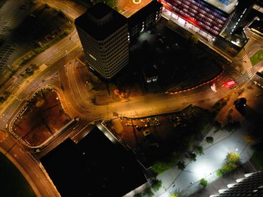 İngiltere 'nin merkezindeki Aydınlanmış Tarihi Merkez Coventry Şehir Merkezi Yüksek Açı Görünümü. Hava görüntüleri İHA 'nın kamerasıyla 23 Ekim 2024' te Orta Yükseklik 'ten gece yarısından sonra çekildi.