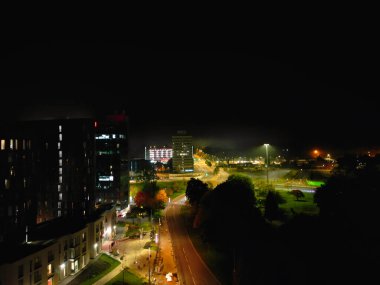 İngiltere 'nin merkezindeki Aydınlanmış Tarihi Merkez Coventry Şehir Merkezi Yüksek Açı Görünümü. Hava görüntüleri İHA 'nın kamerasıyla 23 Ekim 2024' te Orta Yükseklik 'ten gece yarısından sonra çekildi.