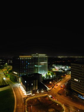 İngiltere 'nin merkezindeki Aydınlanmış Tarihi Merkez Coventry Şehir Merkezi Yüksek Açı Görünümü. Hava görüntüleri İHA 'nın kamerasıyla 23 Ekim 2024' te Orta Yükseklik 'ten gece yarısından sonra çekildi.