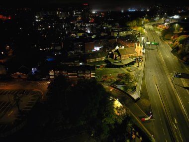İngiltere 'nin merkezindeki Aydınlanmış Tarihi Merkez Coventry Şehir Merkezi Yüksek Açı Görünümü. Hava görüntüleri İHA 'nın kamerasıyla 23 Ekim 2024' te Orta Yükseklik 'ten gece yarısından sonra çekildi.