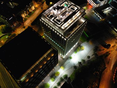 İngiltere 'nin merkezindeki Aydınlanmış Tarihi Merkez Coventry Şehir Merkezi Yüksek Açı Görünümü. Hava görüntüleri İHA 'nın kamerasıyla 23 Ekim 2024' te Orta Yükseklik 'ten gece yarısından sonra çekildi.