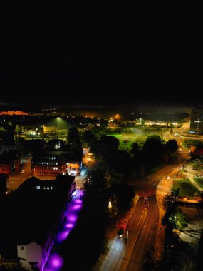 İngiltere 'nin merkezindeki Aydınlanmış Tarihi Merkez Coventry Şehir Merkezi Yüksek Açı Görünümü. Hava görüntüleri İHA 'nın kamerasıyla 23 Ekim 2024' te Orta Yükseklik 'ten gece yarısından sonra çekildi.