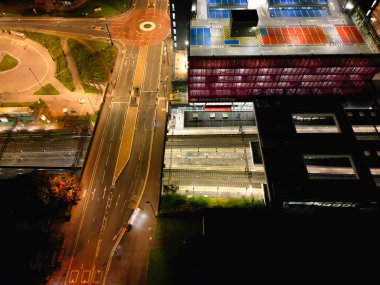 İngiltere 'nin merkezindeki Aydınlanmış Tarihi Merkez Coventry Şehir Merkezi Yüksek Açı Görünümü. Hava görüntüleri İHA 'nın kamerasıyla 23 Ekim 2024' te Orta Yükseklik 'ten gece yarısından sonra çekildi.